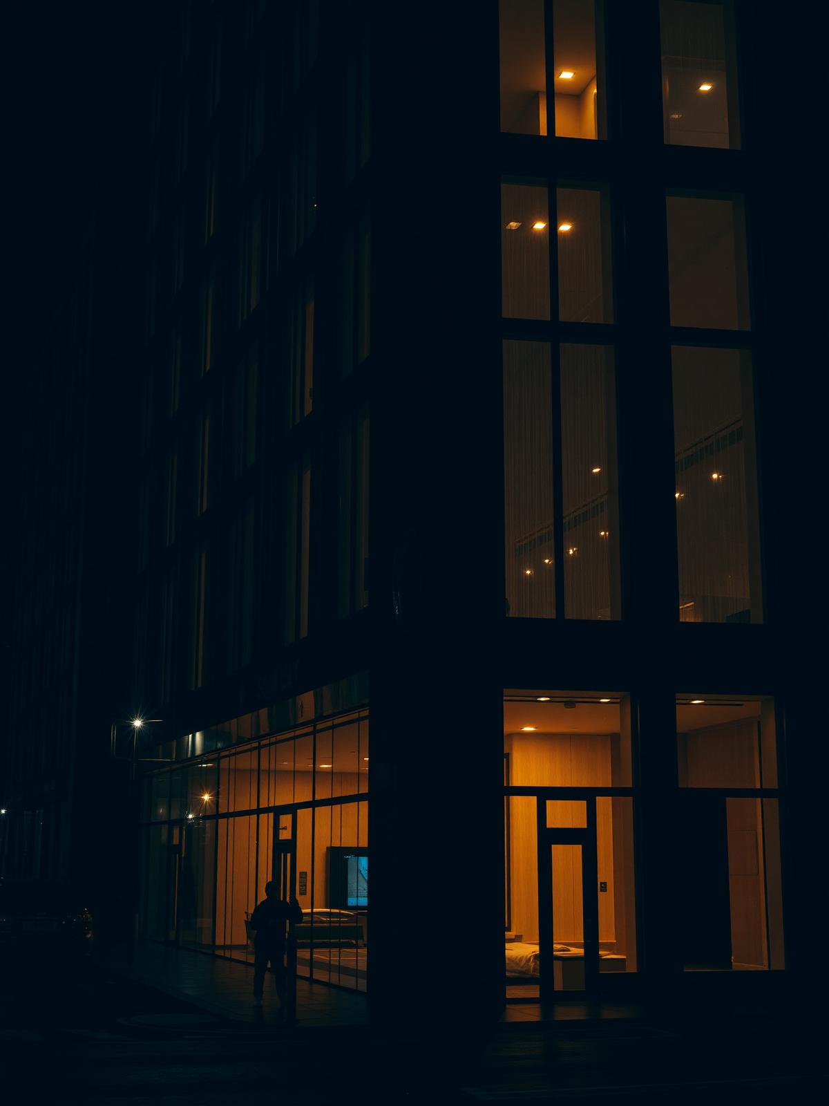 Moderne dunkle Architektur bei Nacht